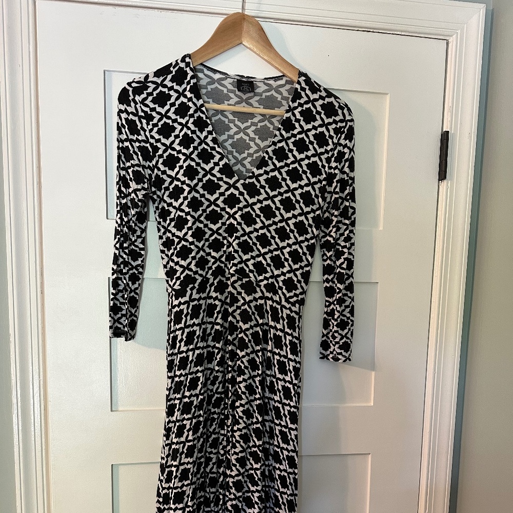 Agnes & Dora Black and White 3/4 sleeve V-neck dress